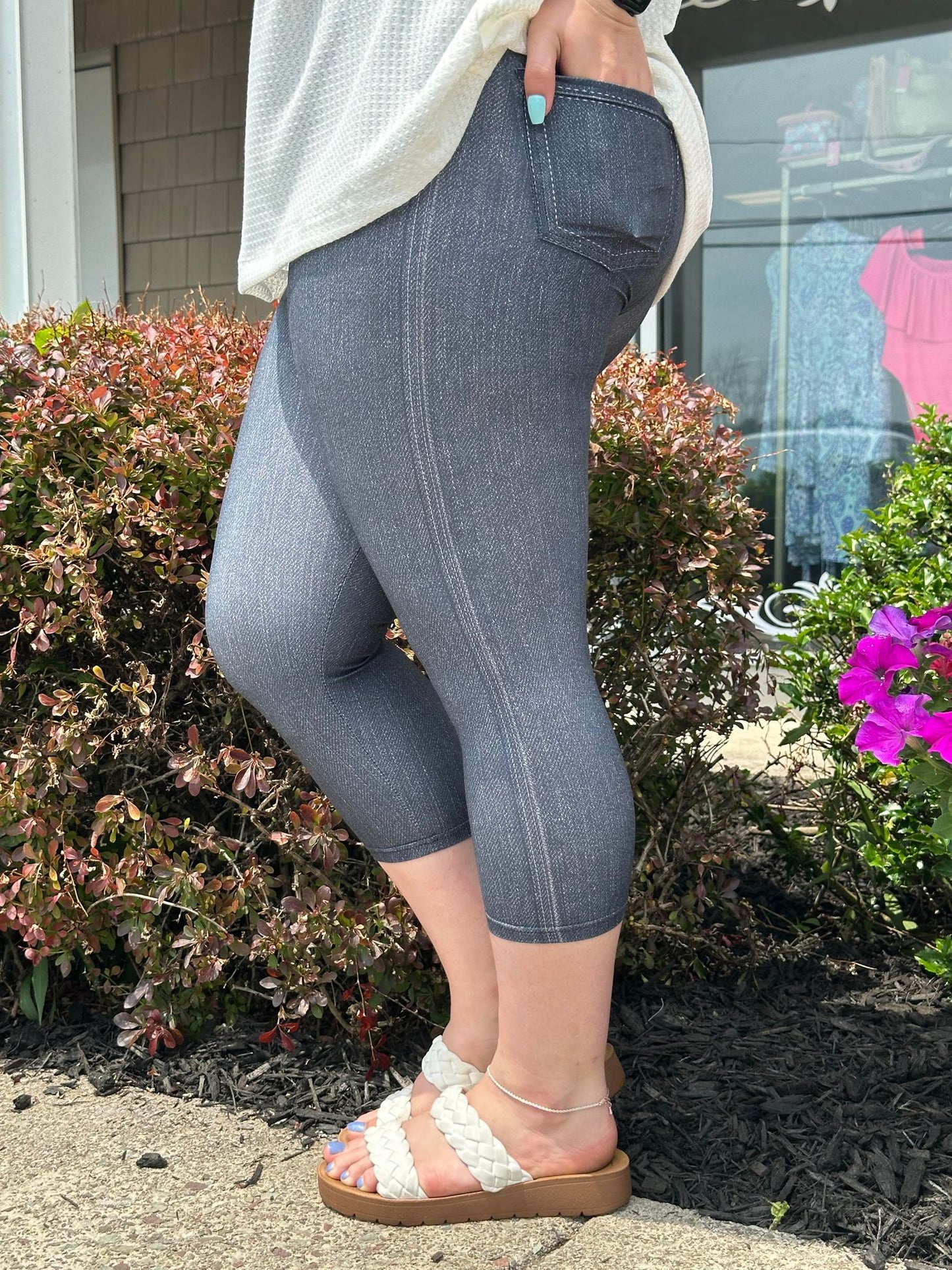 Black Denim Capri w/ Butt Pockets